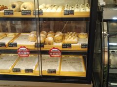 面包甜点陈列柜-啊噗吐呦现场烘焙(麦凯乐店)