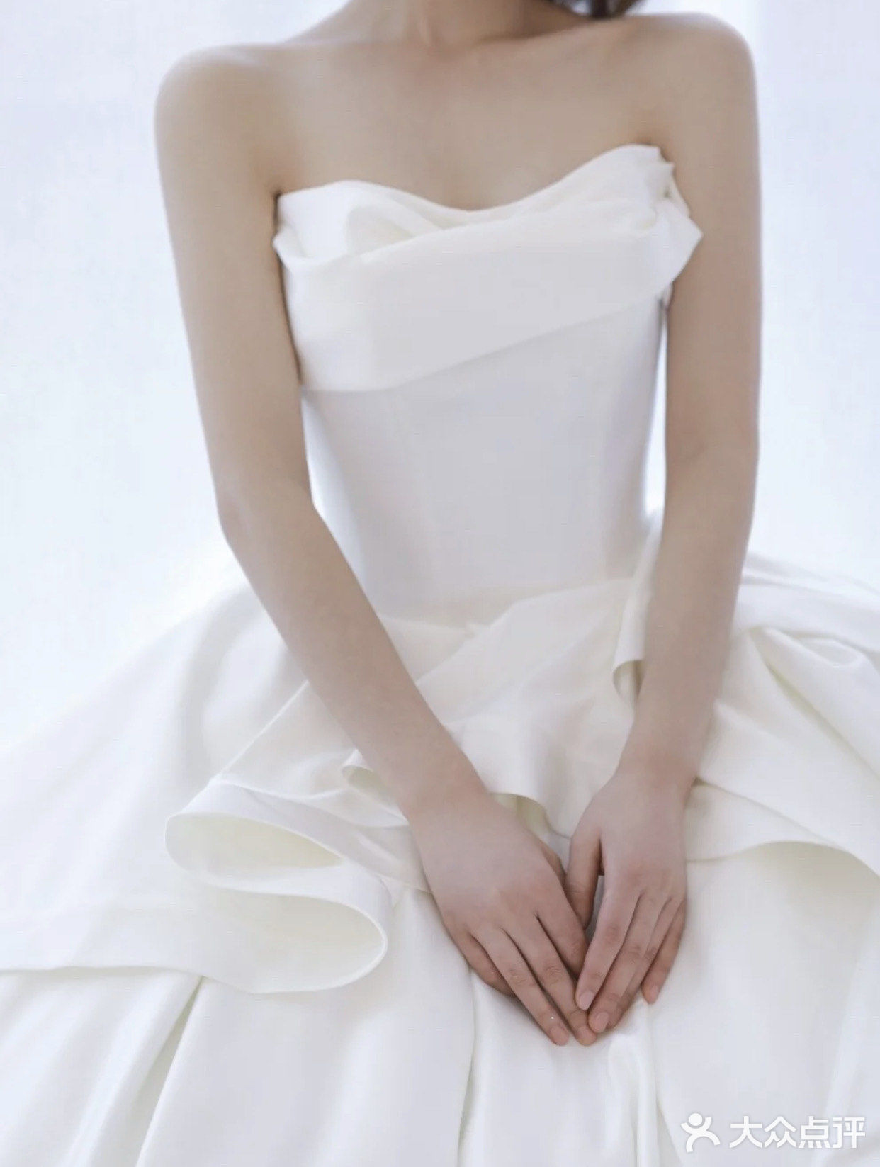 一眼就心动的缎面婚纱