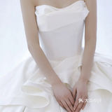 一眼就心动的缎面婚纱