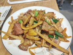 酸笋炒腊肉-牛八宝桂林米粉(八里庄店)