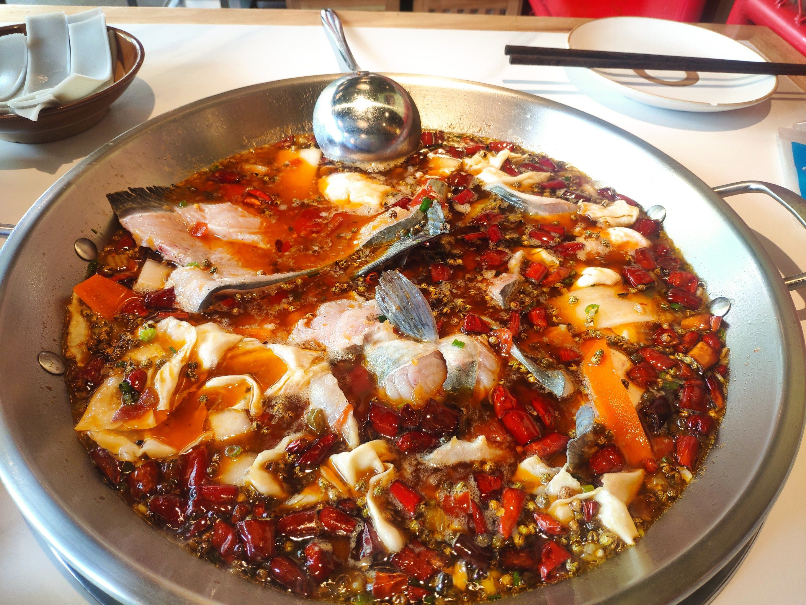 位于静安寺斜对面的鱼火锅,鱼都是新鲜现杀的