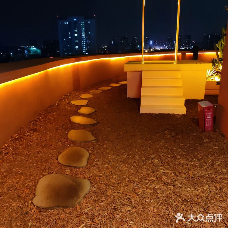 没赶上夕阳，但赶上了夜景和表演，凉爽的秋天在户外吃饭[牛排]。