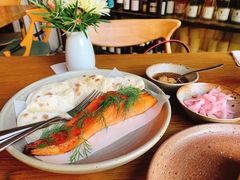 烟熏三文鱼配烤饺子皮和芥末籽酱-BOR Eatery(安福路店)