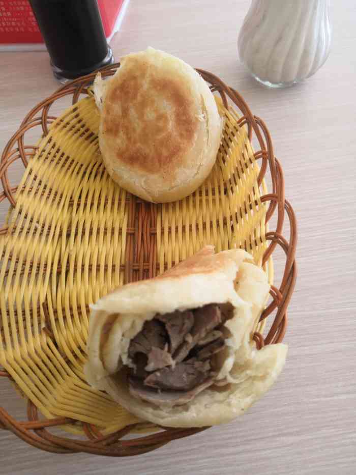 城南对夹(克旗店)-"对夹很有特点,里面的腊肉是熏过的,小小一.