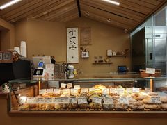 面包甜点陈列柜-天井·丑面包搭咖啡