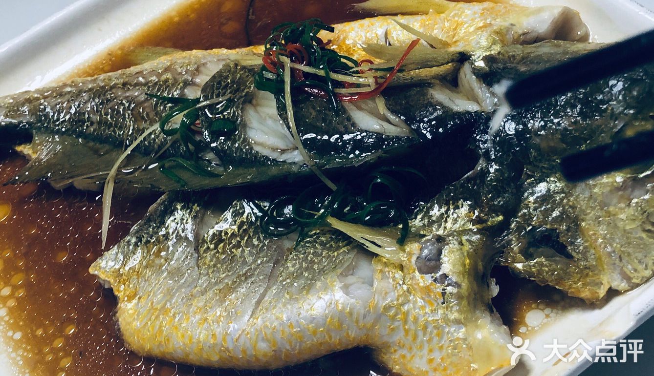 室内环境蛮大的，前面摆满海鲜，后面都是座位。服务