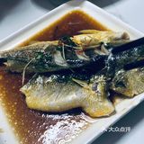 室内环境蛮大的，前面摆满海鲜，后面都是座位。服务