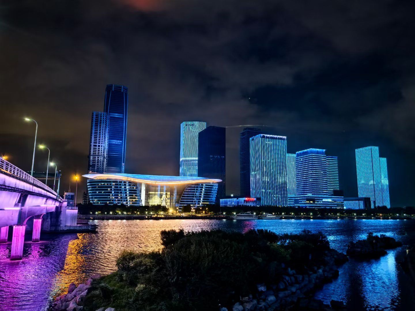 我大天津滨海新区的夜景还是不错的,希望越来越好