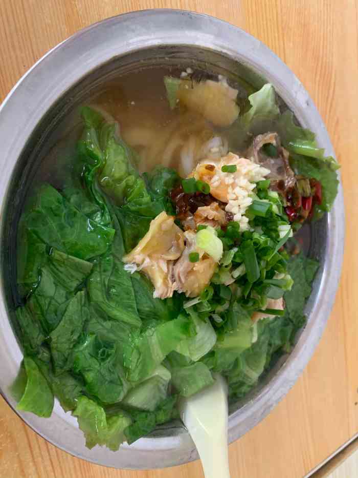 天等鸡肉粉馆-"北湖路上的一家小店.店内虽小,但是来.