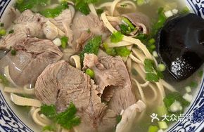 Goat Head Meat and Cabbage Noodle Soup