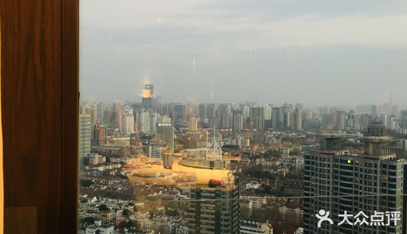 静安寺庙也不像往常那样十点多关了