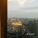 静安寺庙也不像往常那样十点多关了