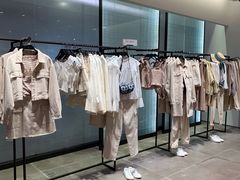 -URBAN REVIVO(高德置地广场·春广场店)