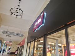 -王府井奥莱临潼小镇(临潼店)