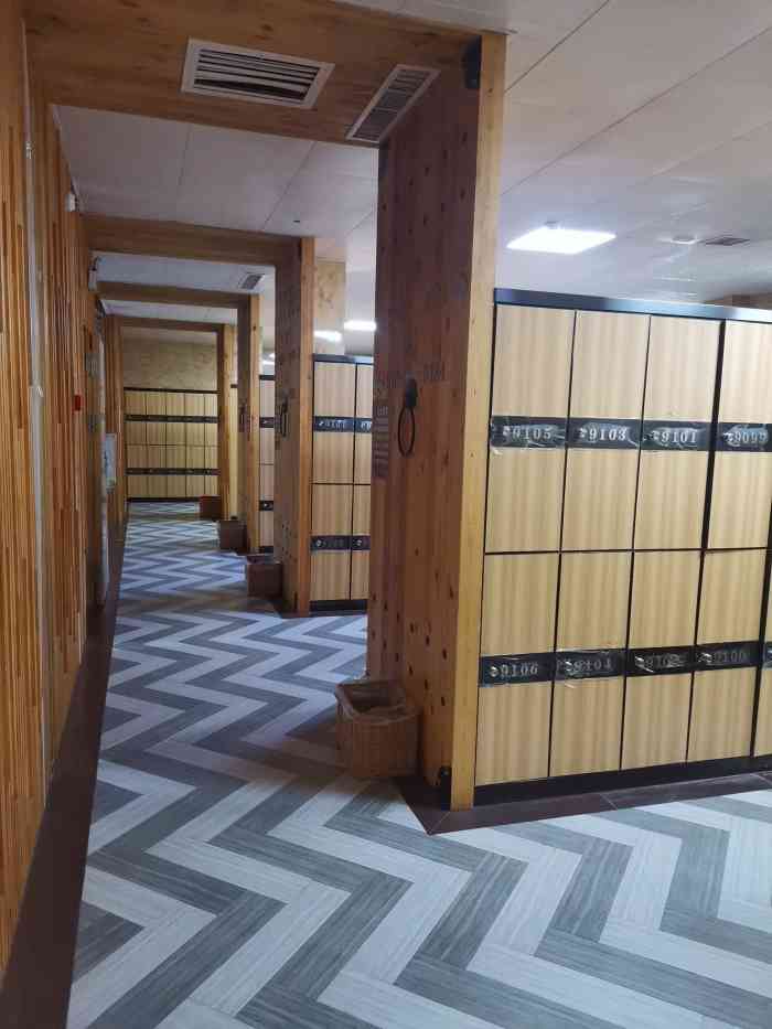 今天人不多,进入女汤洗浴区,有股说不出的臭味尤其是女汤的坐浴区