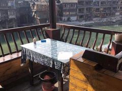 -临江餐馆二楼美食部落