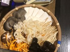 -尚尚仙·酸汤猪手·猪肚鸡火锅(华联万柳购物中心店)