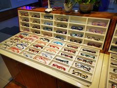 -MiRi眼镜连锁·蔡司·尼康控优点合作店(莘庄店)