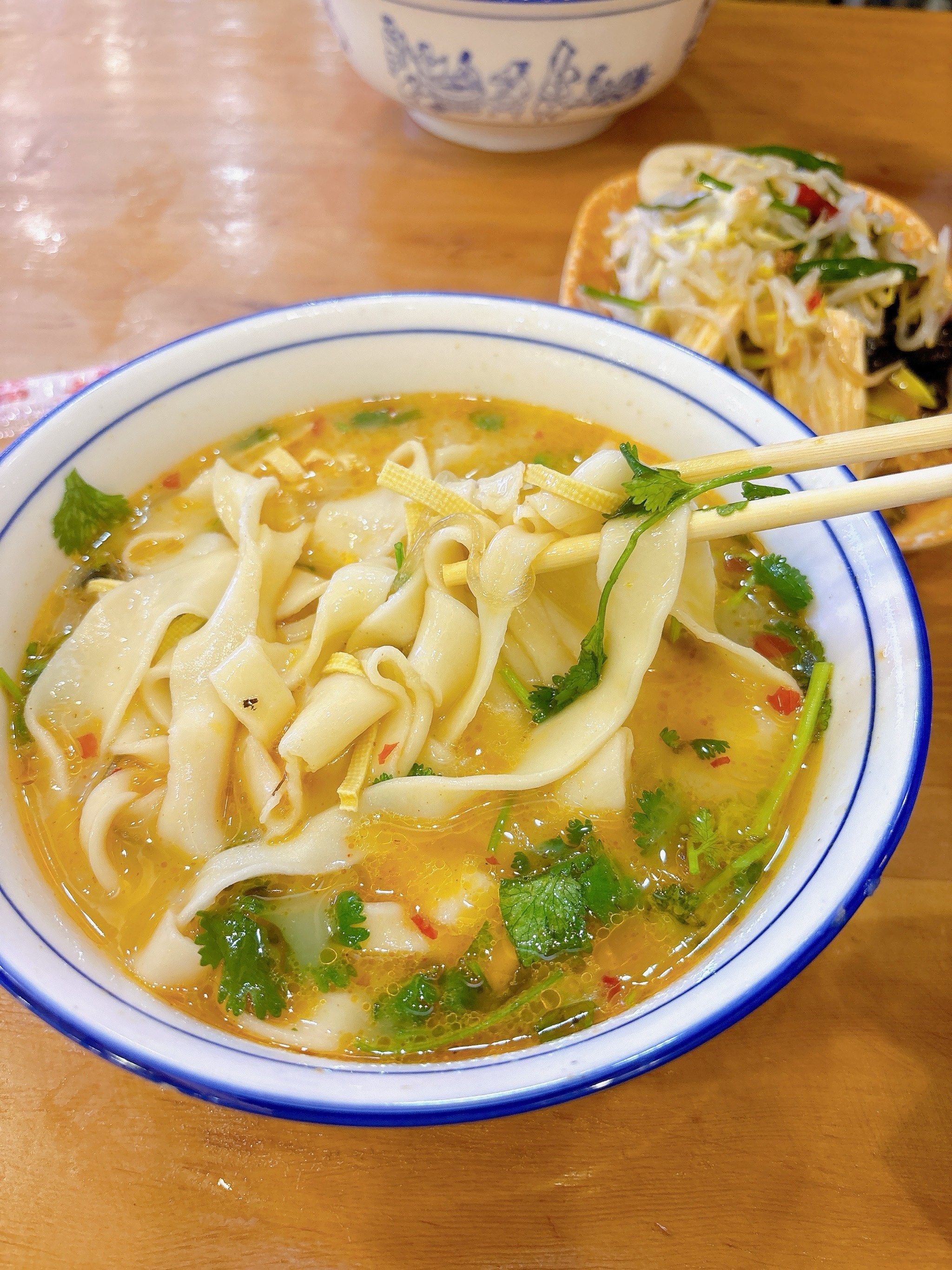 结果后面来的新客人他就让人家坐了我服了,吃的两碗烩面加了一个两