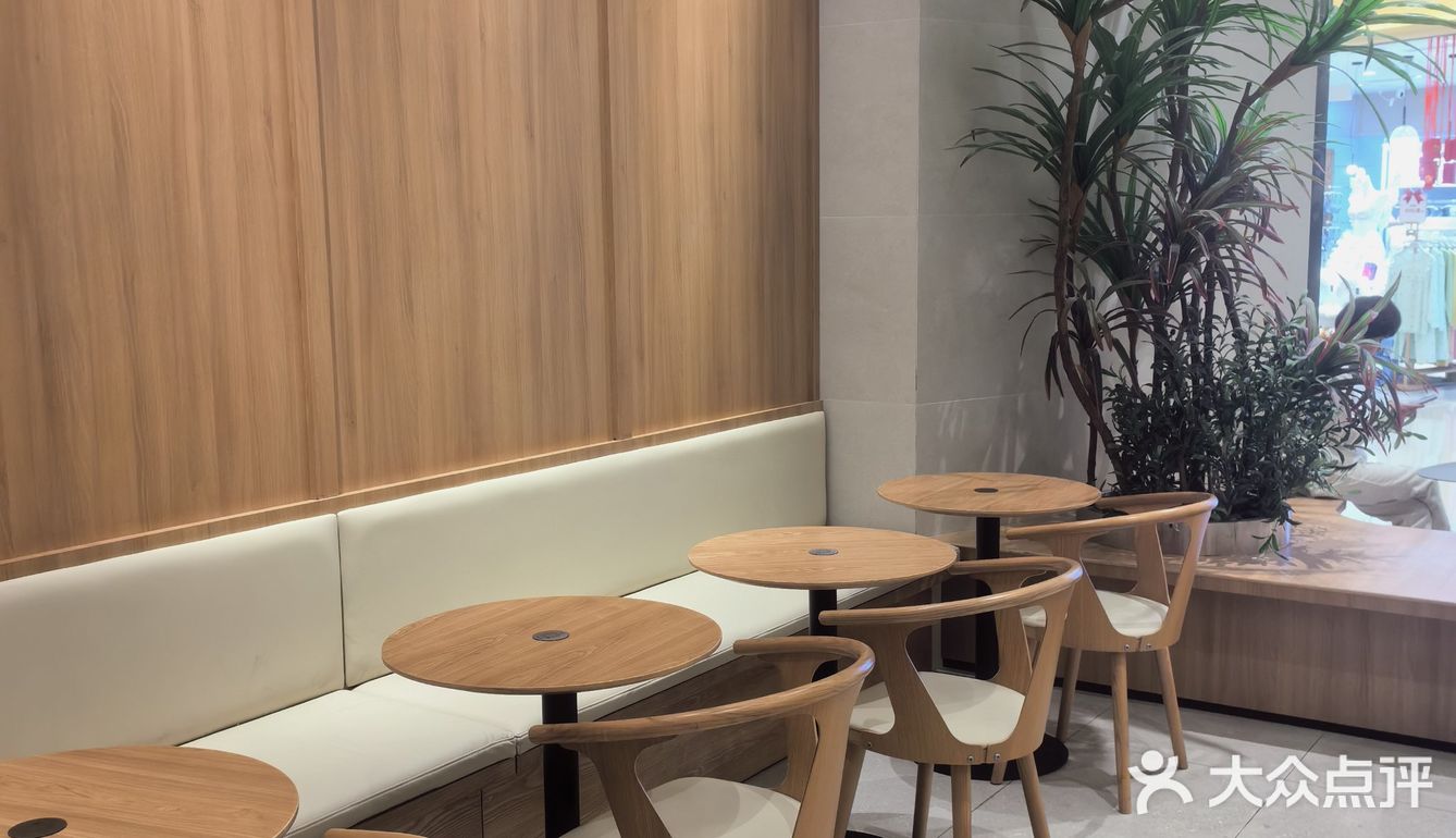 玻璃冷藏柜中的日式短蛋糕冷艳亮丽，蛋糕酸润甜腻黏软可口[馋]