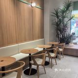 玻璃冷藏柜中的日式短蛋糕冷艳亮丽，蛋糕酸润甜腻黏软可口[馋]