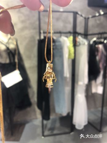 一家藏在深巷的买手店，我是小众品牌拥护者，很多衣服鞋