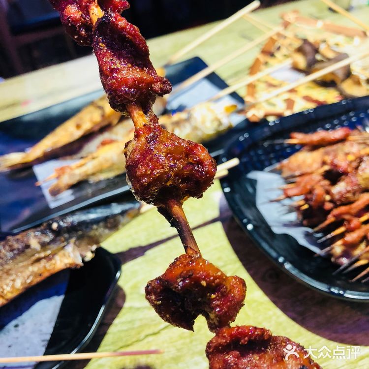 开在小区门口的小吃店，一排门面房也没成气候