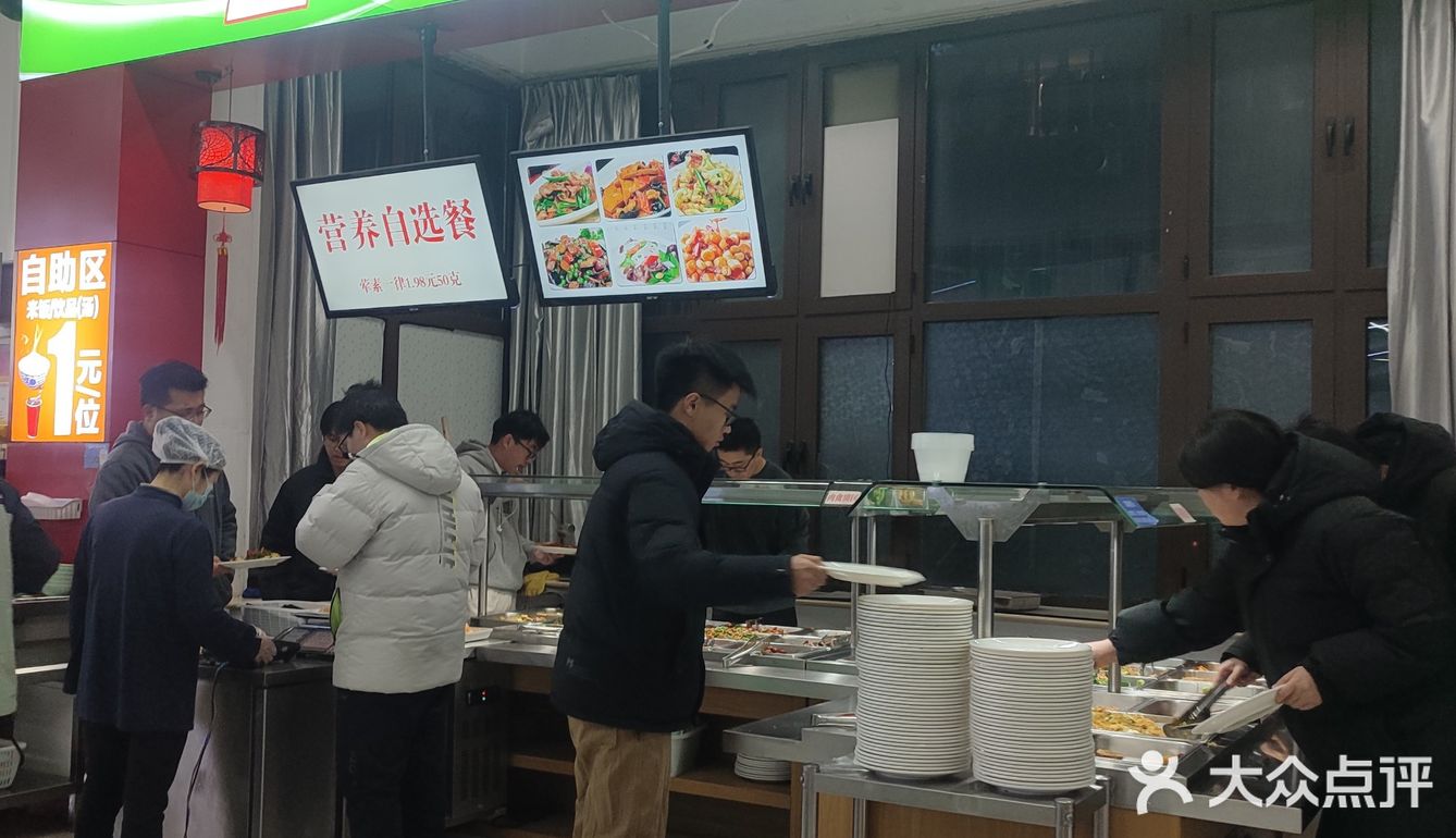 校园午餐小瞬间