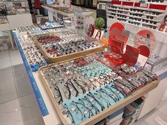 -美式眼镜·授权蔡司.依视路.尼康.豪雅.明月(人民广场店)