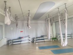 空中瑜伽教室-莫纳瑜伽·普拉提