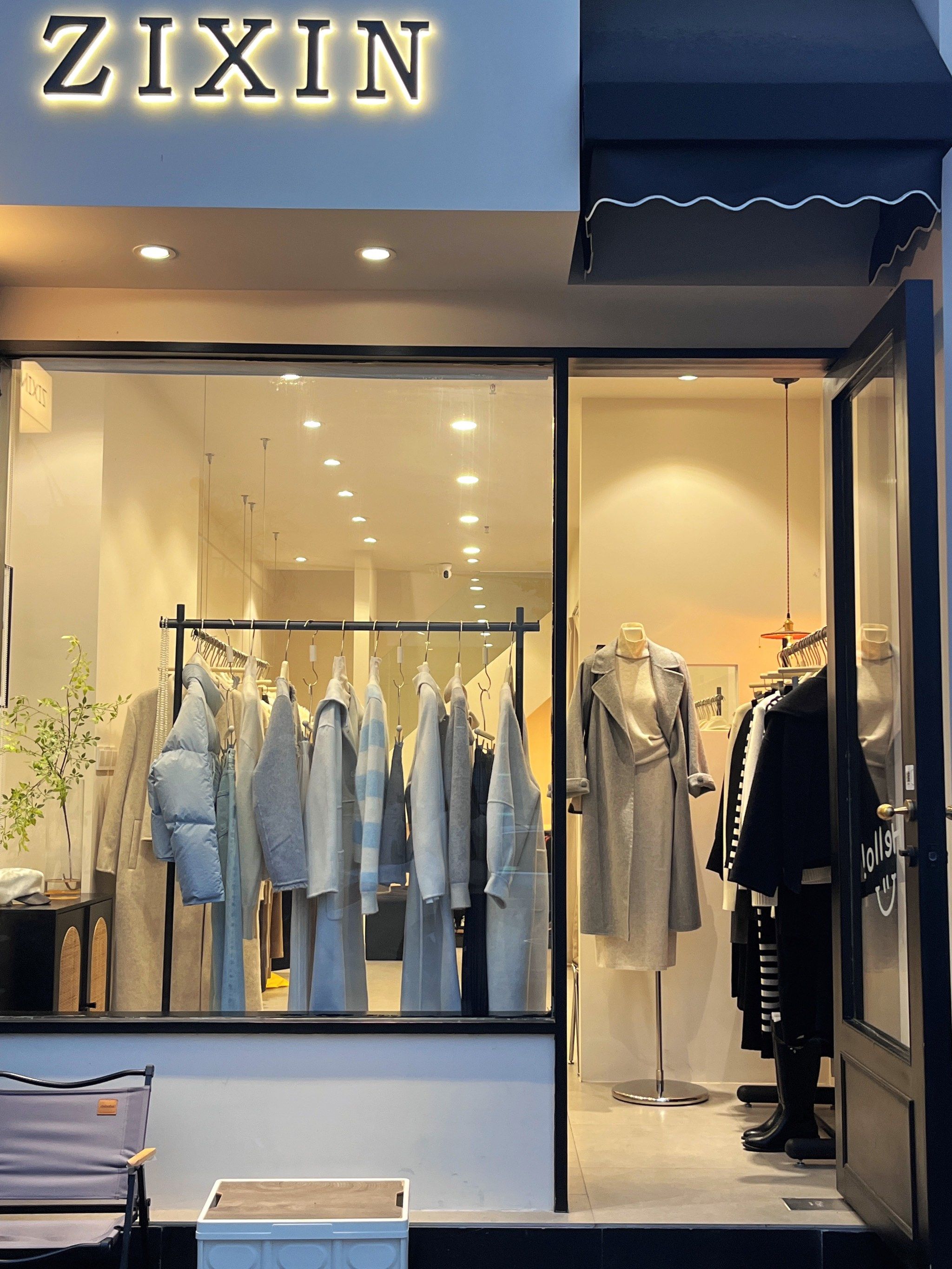 这家女装店的衣服除了好看没有别的形容词了!