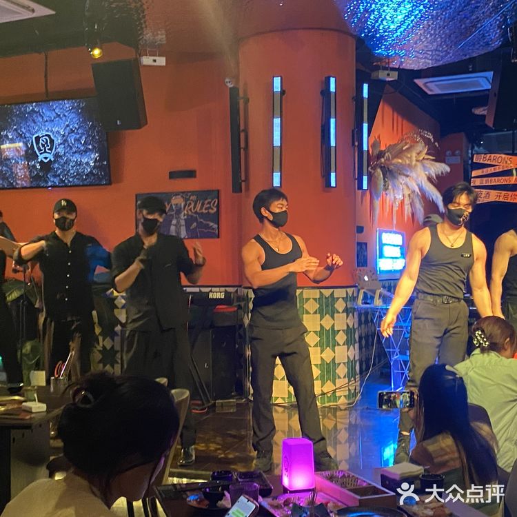 发现一家神仙烤肉店，不仅有男模帮你烤肉，还有绝美江景看