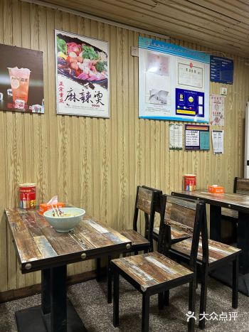 这家麻辣烫在青山这边开了很多年，位置挺好找到的