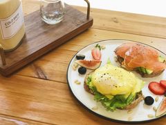 烟熏三文鱼牛油果班尼迪克-COTTON CAFE(德信·中外公寓店)