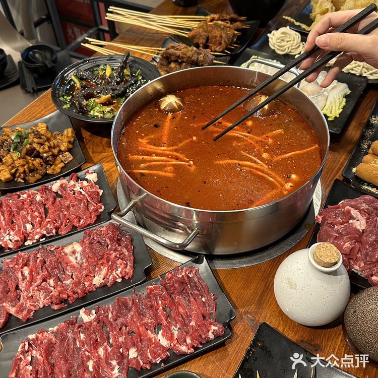 这锅颜色艳丽的酸汤牛肉我爱啦！！！