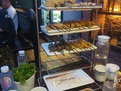 面包甜点陈列柜-三个蒙古大叔羊肉串(大宁店)