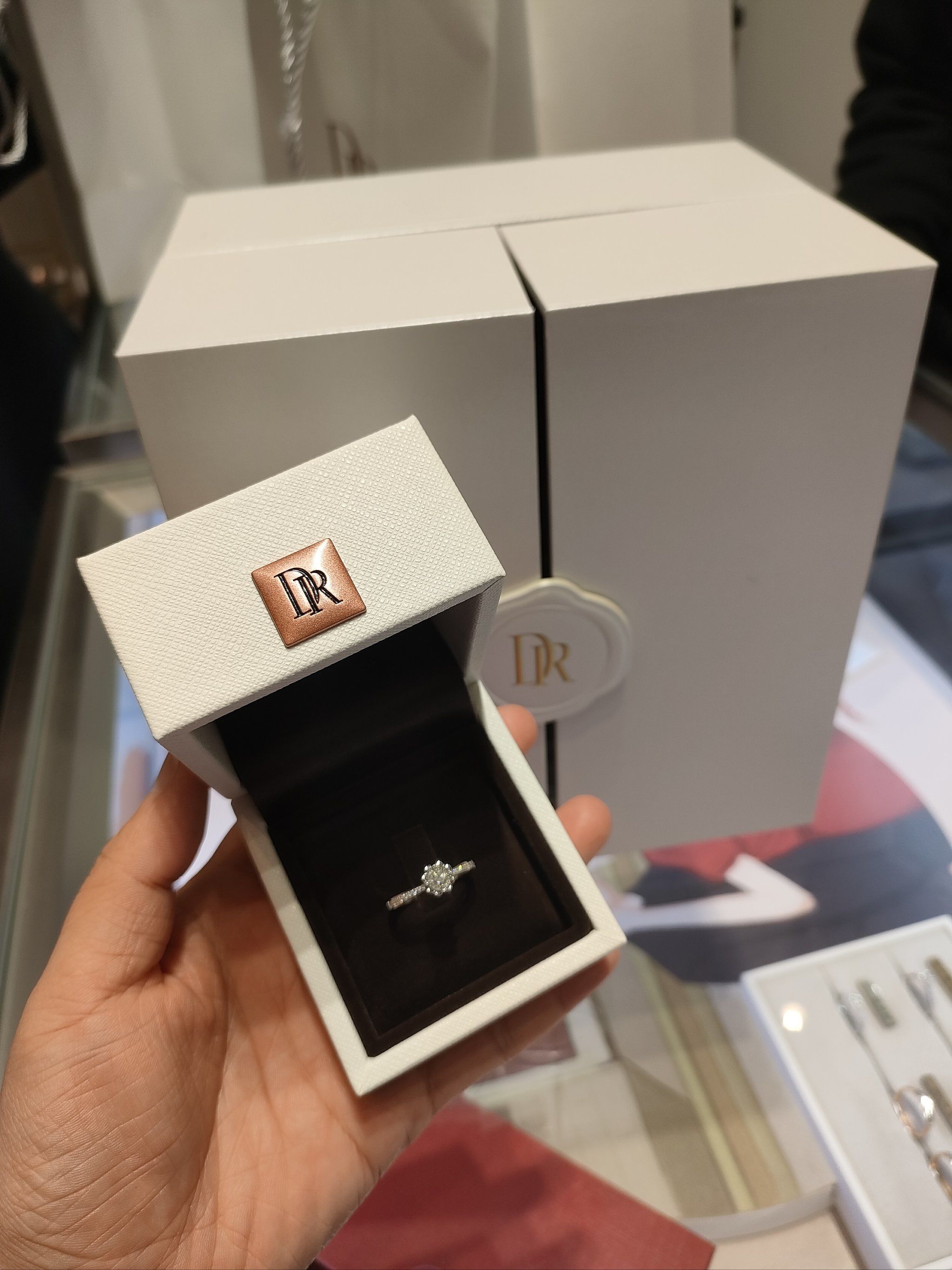 和女朋友的纪念日到了,给她买了dr钻戒