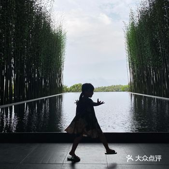 房间景观：很美，开尚套饭阳台看到大海
