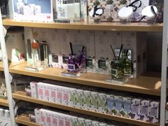 -名创优品(机场路百信广场店)