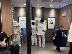 -麦当劳(上海虹桥站30B检票口楼上)