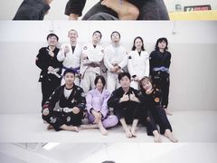 -菠萝格斗巴西柔术训练馆