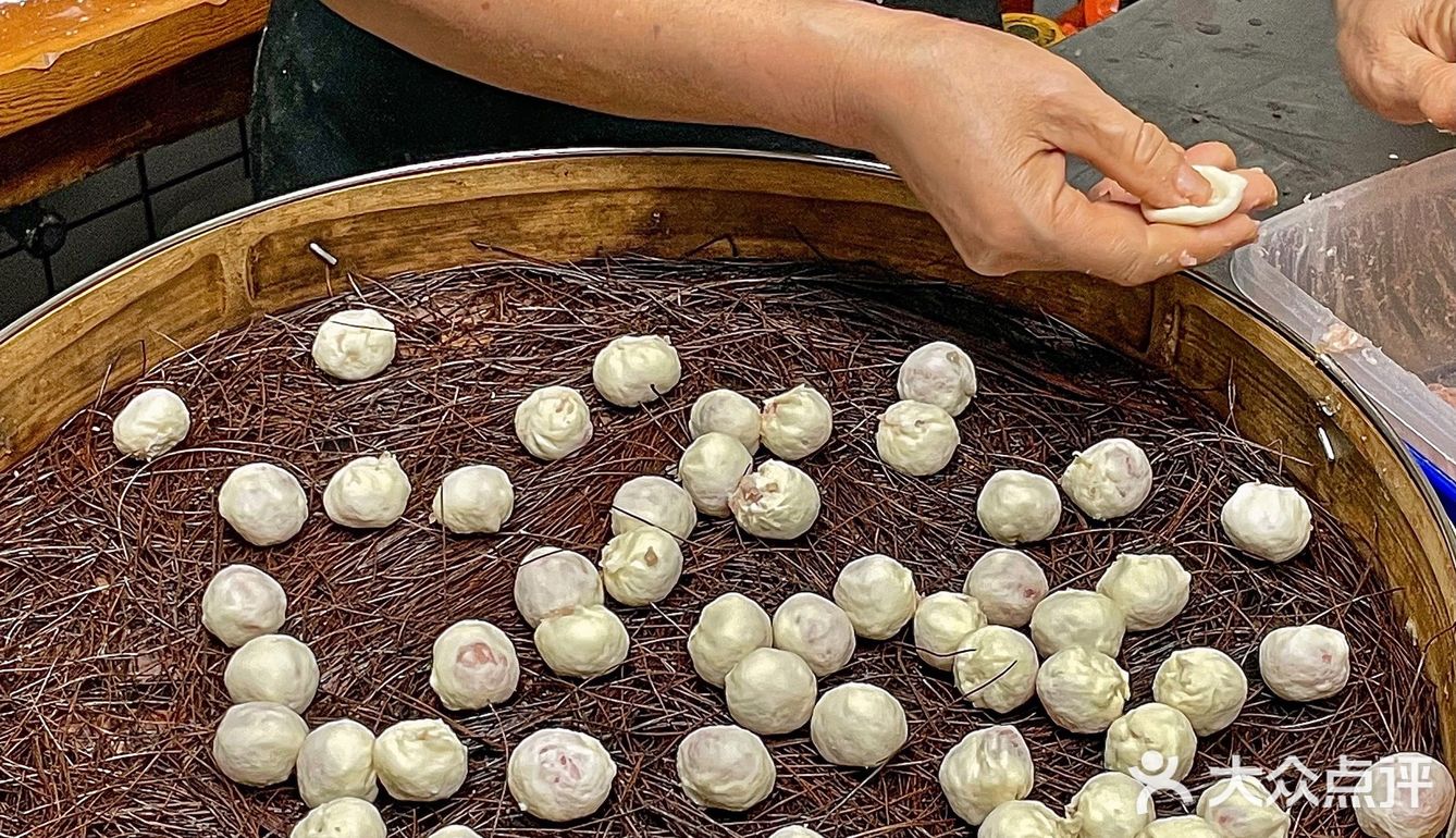 沾着汤吃的小笼包⁉️杭州首家松毛汤包🔥一口一个好吃哭我叻[流泪]