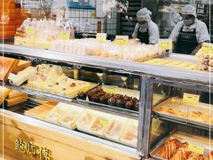 面包甜点陈列柜-鲍师傅糕点(江苏路店)