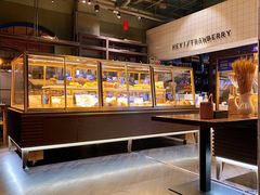面包甜点陈列柜-黑草莓(重庆路店)