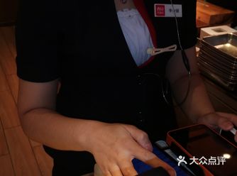 这位前台，麻烦你以后对客人温柔且礼貌一点，从客人手里
