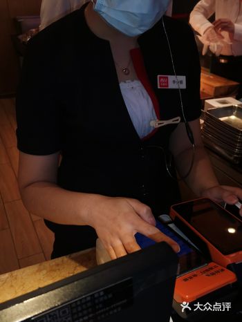 这位前台，麻烦你以后对客人温柔且礼貌一点，从客人手里