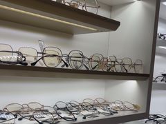 -美式眼镜·授权蔡司.依视路.尼康.豪雅.明月(南翔印象城店)