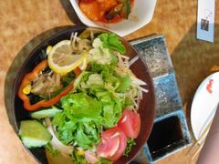 色拉和泡菜-炼火烤肉店