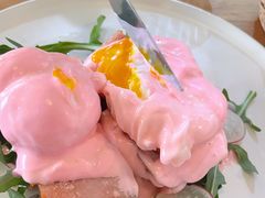 粉粉的班尼迪克蛋-CHILLAX轻乐时(侨建·Hi City店)