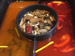 -老牌坊云南鱼豆花火锅(爱建店)